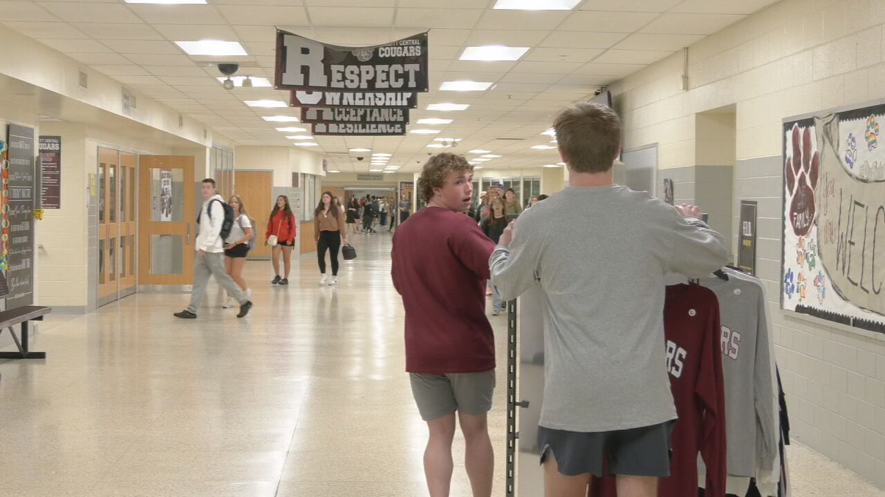 Bullitt Central business students on first day of school